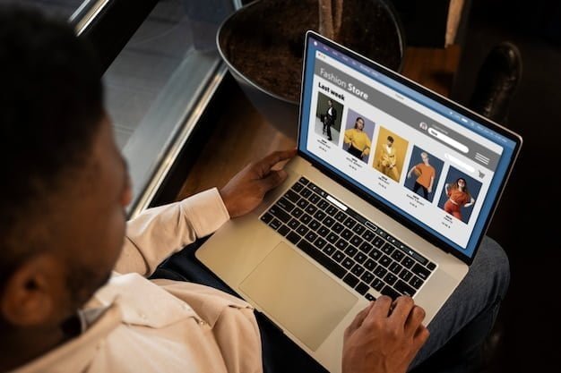 A imagem mostra um close-up de um homem fazendo compras com um laptop, ilustrando o processo de como criar sites WordPress. O homem está sentado à mesa, digitando no teclado do laptop. Ao lado do laptop, há um cartão de crédito, sugerindo que ele está realizando uma compra online. O fundo da imagem é desfocado, destacando o foco na ação de uso do laptop. A cena transmite uma atmosfera de e-commerce e atividade digital. Como criar sites wordpress